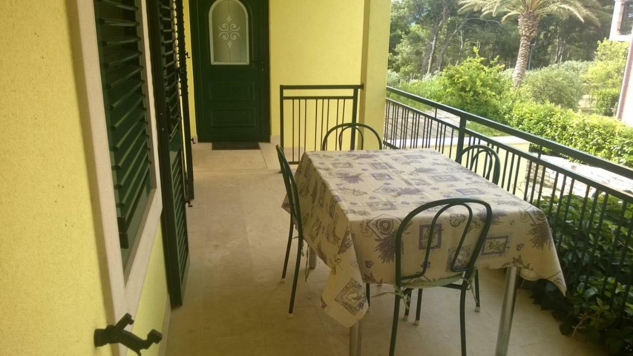 Apartments Marcic Bol Luaran gambar